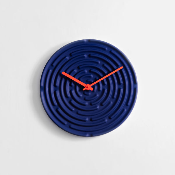 raawii Manon Novelli - Minos - vægur Clock Horizon blue/traffic orange